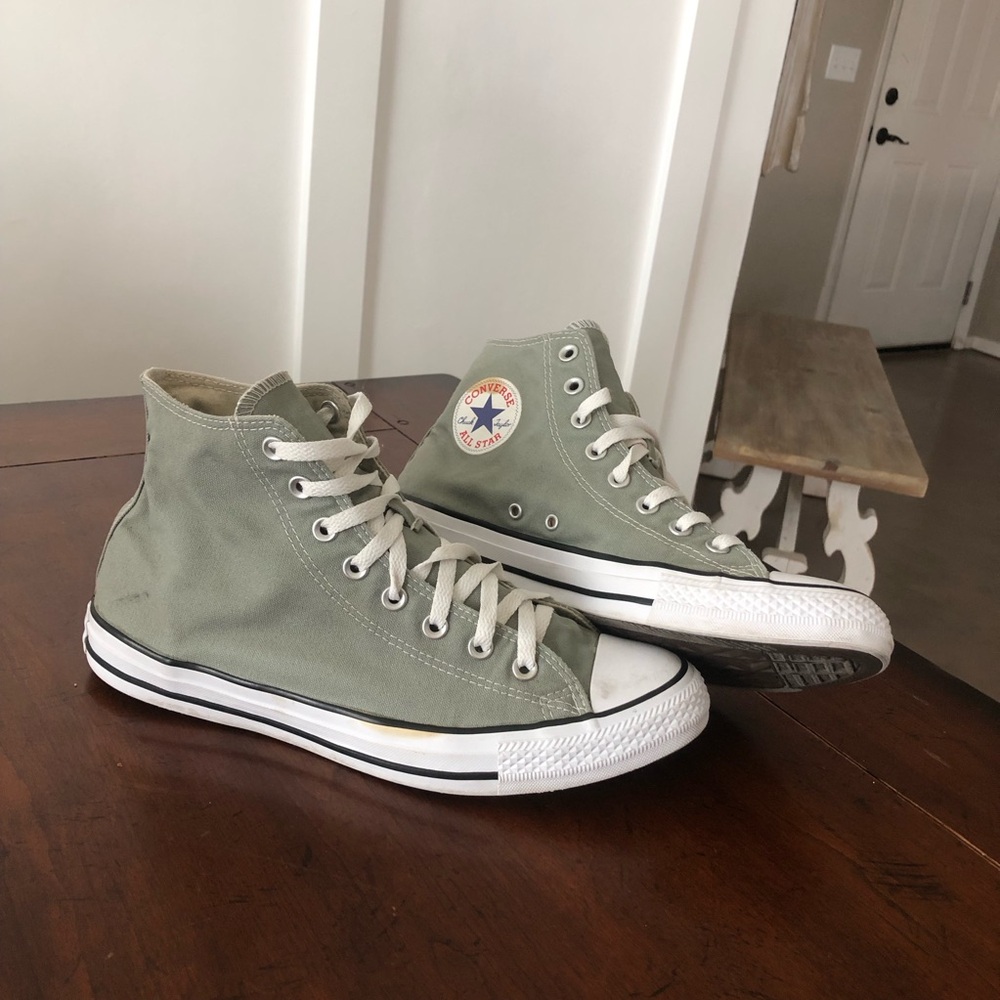 Chuck Taylor Coverse Hi-Tops 🌟